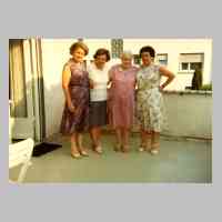 073-1010 Ursel Pauloweit, Gretel Spohde, Frau Spohde und Hildegard Laabs anlaesslich eines privaten Treffens auf ihrem Balkon. Sie kommen alle aus Petersdorf.jpg